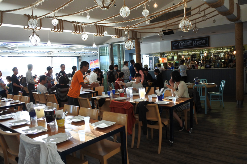 「第39回ゴールドコースト・マラソン」日本事務局が主催するアフターパーティーの会場となった「Helm Bar & Bistro Surfers」