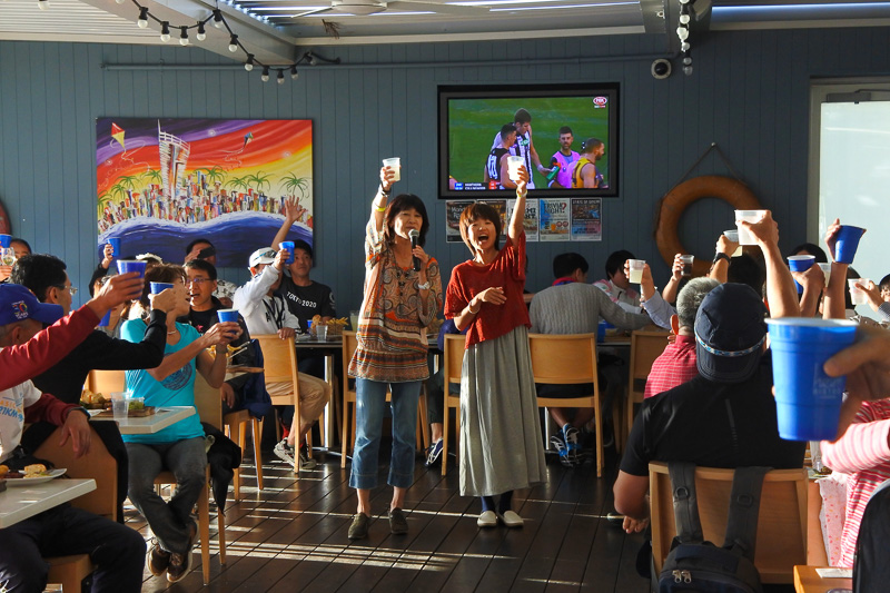 谷川真里選手らが乾杯の音頭を取り会場にいるランナーたちと祝杯をあげた