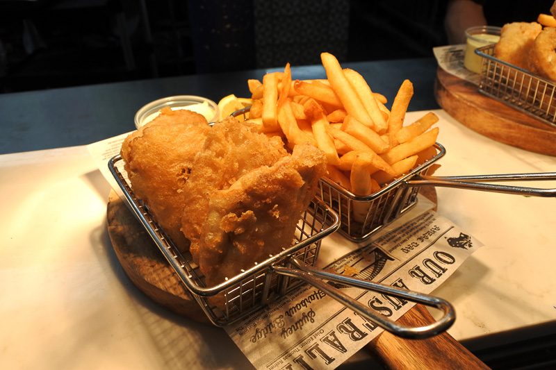 軽食ながら、ガッツリ系のメニューが並んだ