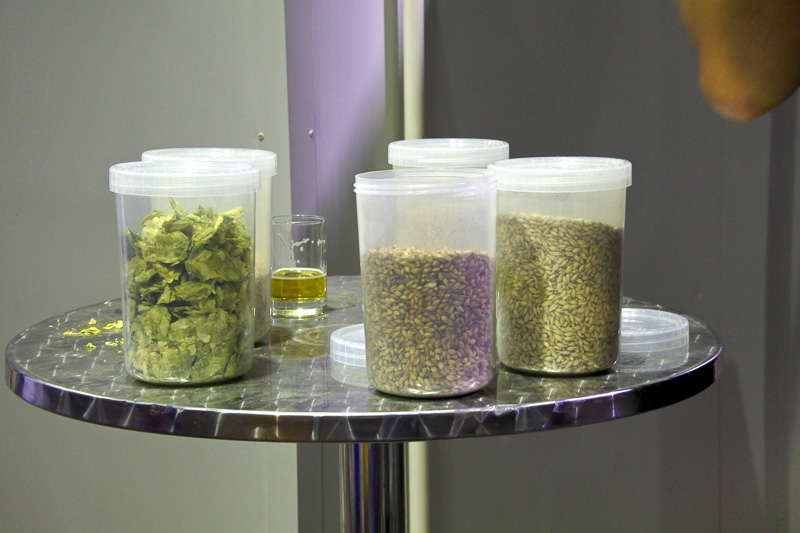 実際のホップの香りを体験したり、奥の瓶詰め場所の見学や作り方などの説明が受けられる