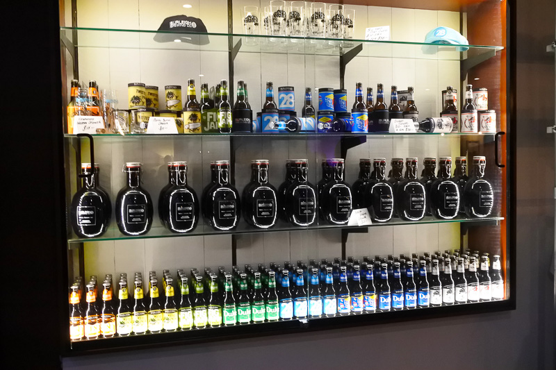 気に入ったビールはその場で飲むのはもちろん、瓶で購入も可能。また、少量生産分はスペシャルな瓶入りで持ち帰りも可能だ