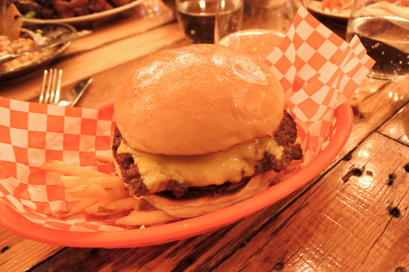 オーダーした「NACHOS」と「KIDS CHEESE BURGER」