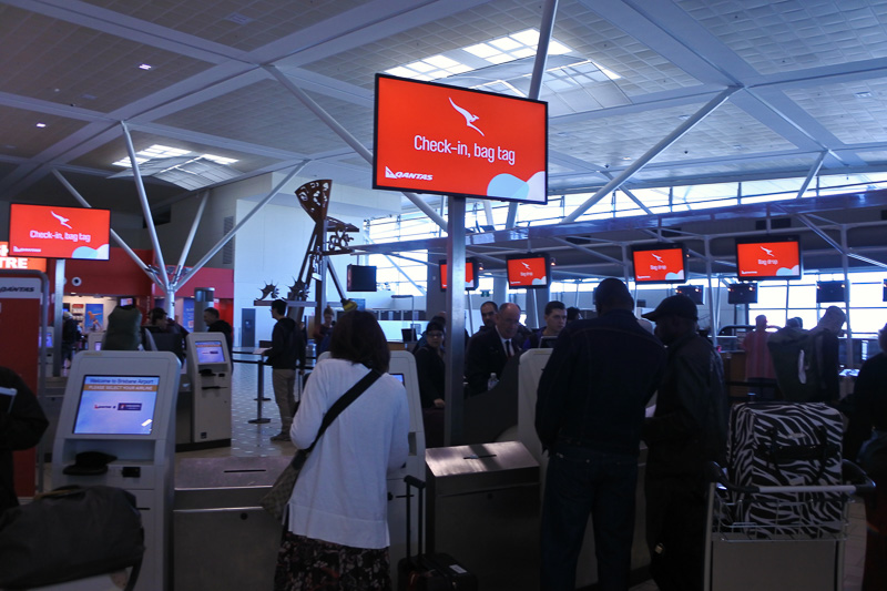 カンタス航空の自動チェックイン機で座席指定や荷物のタグ、搭乗券を発行。荷物はタグを付けたあとにカウンターで預け入れ