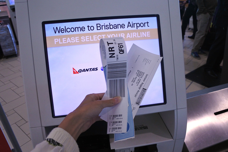 カンタス航空の自動チェックイン機で座席指定や荷物のタグ、搭乗券を発行。荷物はタグを付けたあとにカウンターで預け入れ