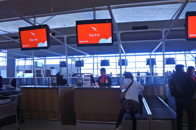 カンタス航空の自動チェックイン機で座席指定や荷物のタグ、搭乗券を発行。荷物はタグを付けたあとにカウンターで預け入れ