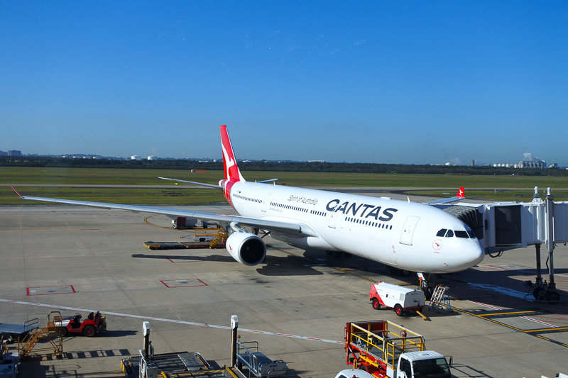 QF61便。機体はエアバス A330-300型機。81番ゲートから出発