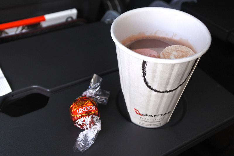 食後の「Cadburyのホットチョコレート」にはマシュマロがオン。そして「リンドール」も。ドリンクは緑茶やDilmah紅茶、Grindersのコーヒーのいずれかが選べた