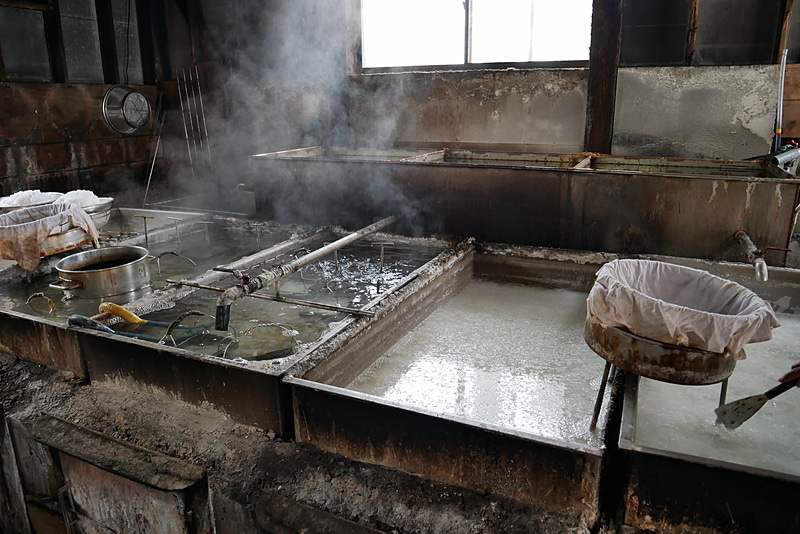 薪で海水を15時間以上煮詰めて塩を手作りしている