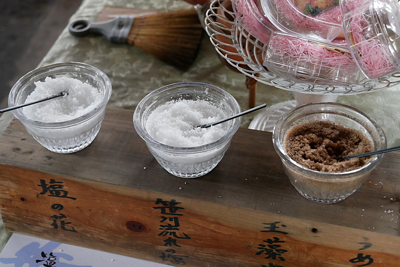 作られた塩は、実際に試食できる