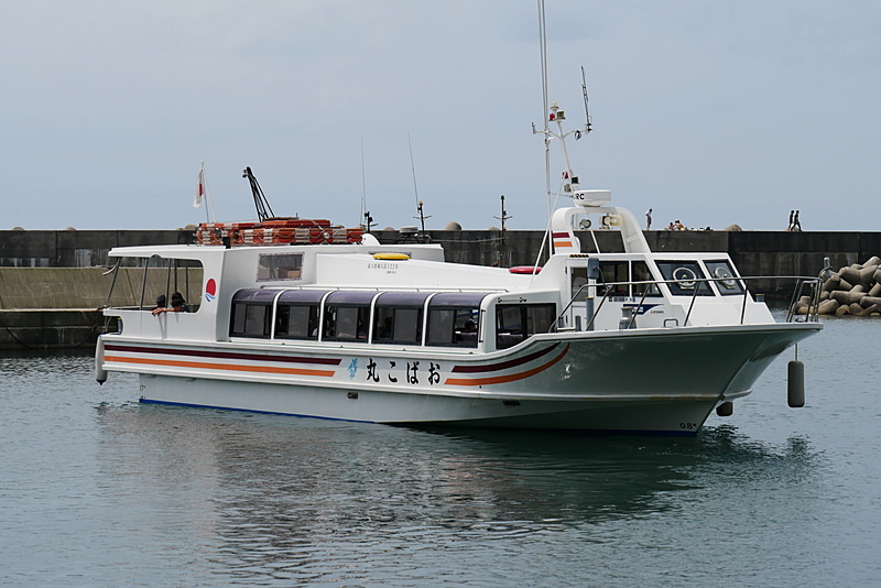 笹川流れ塩工房からすぐの場所にある桑川漁港からは、笹川流れの遊覧船「笹川流れ観光汽船」が運航されている