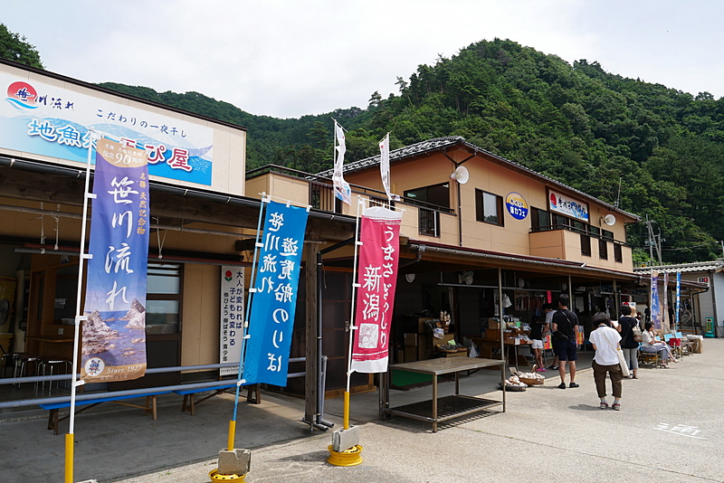 桑川漁港には遊覧船だけでなくお土産屋もあり、地元産の魚介類が売られている