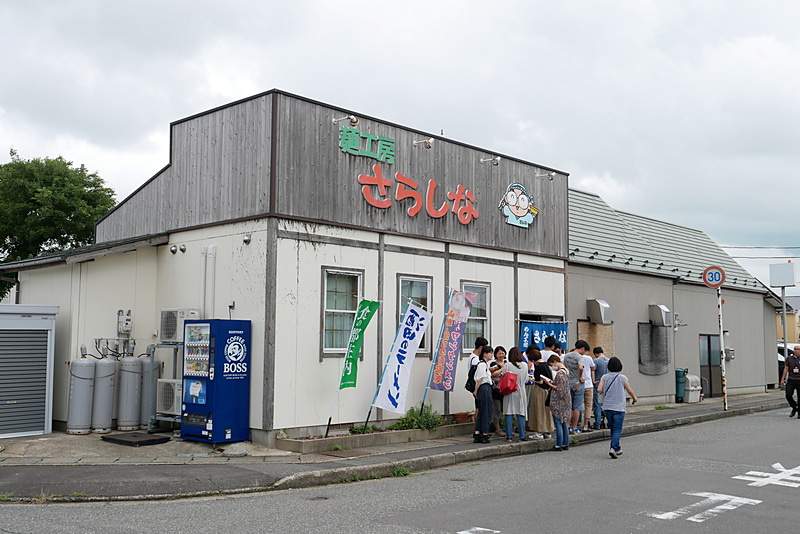 酒田のラーメンの名店の一つ、「麺工房さらしな」。昼12時直後から行列ができる人気店だ