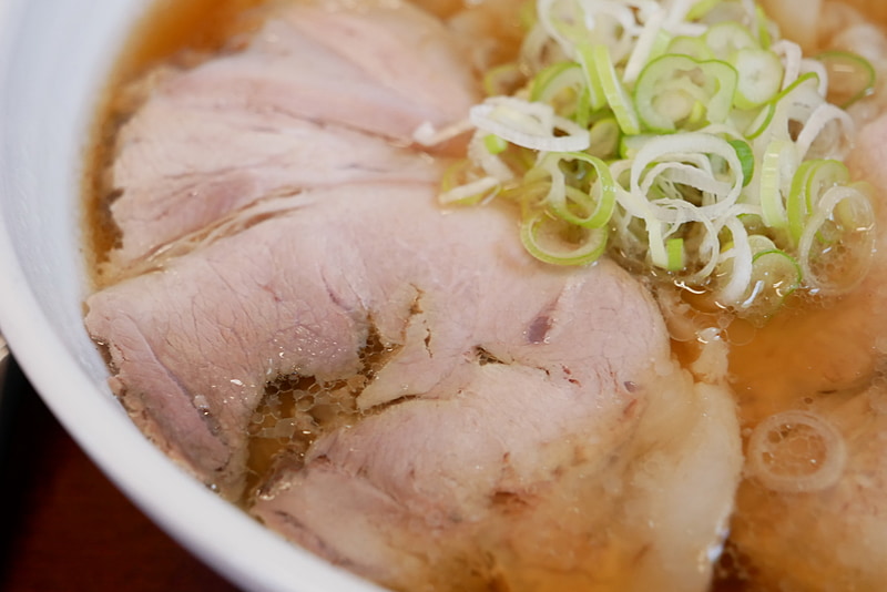 透き通ったスープはかなりあっさりとしているが、魚介のコクが強く、見た目以上にパンチがある