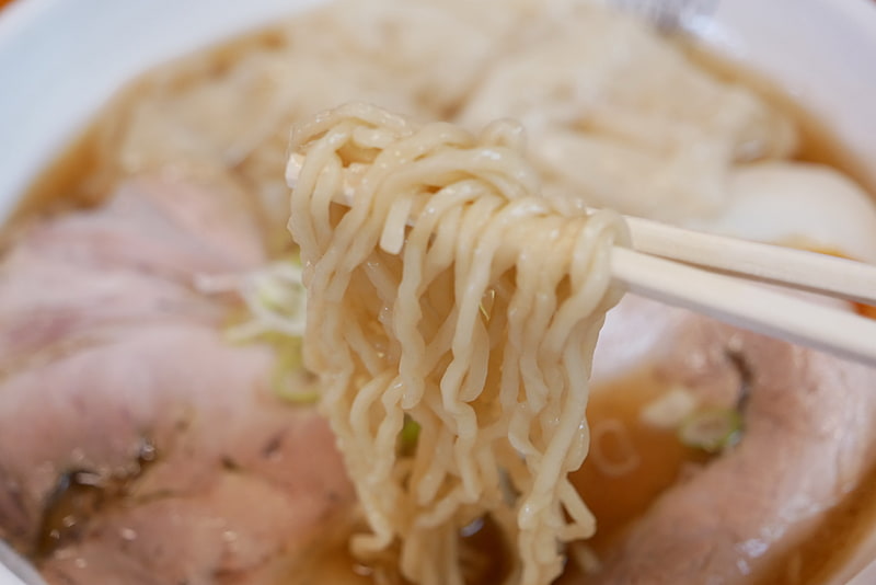 麺は手もみでちぢれており、スープによく絡む。手打ちにこだわっているそうで、もちもちとした食感でとても美味しい