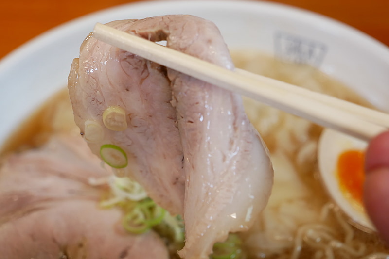 チャーシューは地元庄内豚のバラ肉とウデ肉を使用。バラ肉はとろけるような食感、ウデ肉はしっかりとした噛み応えがあり、どちらも絶品