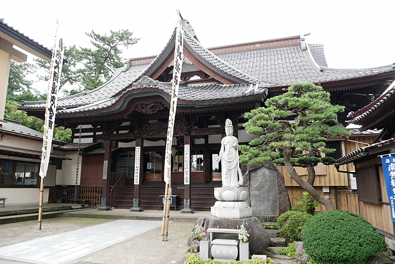 約1200年前に弘法大師が開いたといわれている、海向寺