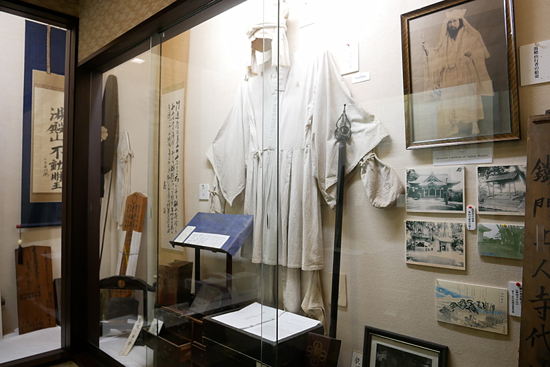 即仏堂内部には、出羽三山の山伏文化を伝える品が数多く展示されている