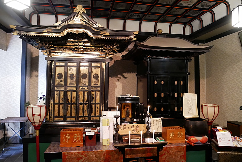 2体の即身仏が祭られているお寺は、ここ海向寺だけ。案内員の流ちょうな解説と合わせて、怖がらずにぜひお詣りしてほしい（許可を得て撮影しています）