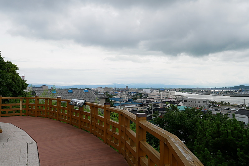 晴れていれば、出羽三山も一望できるという日和山公園