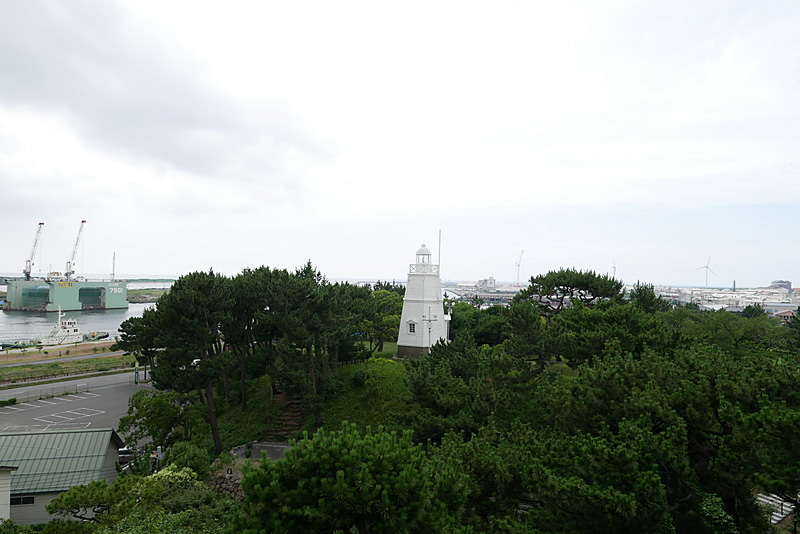 酒田港を望む場所には、日本最古級の木造灯台が設置されている