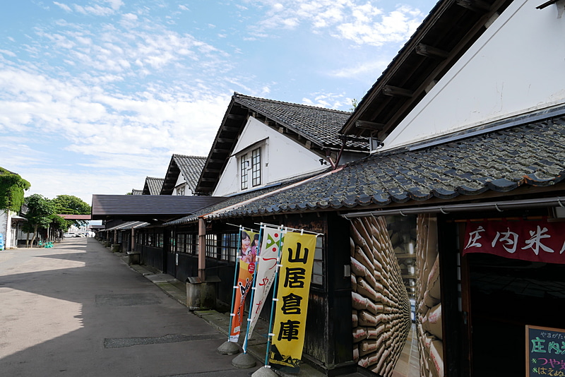 酒田のシンボルともなっている、1893年（明治26年）に建造された米倉庫「山居倉庫」