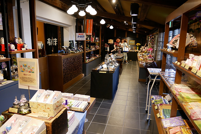 酒田市観光物産館では、酒田市周辺の特産品を販売