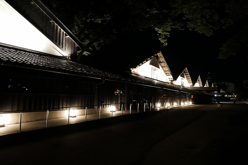 夜は通年でライトアップを行なっている。昼とは異なる幻想的な雰囲気が楽しめるので、酒田市内で宿泊する場合にはこちらも必見だ