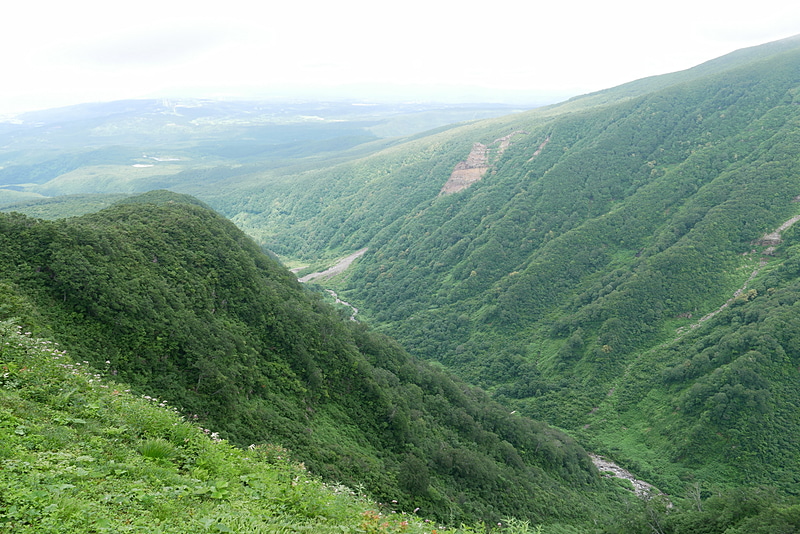 鉾立山荘の横を抜けた先の展望台からは、V字に切り立った谷と、鳥海山の荒々しい姿を目の当たりにできる