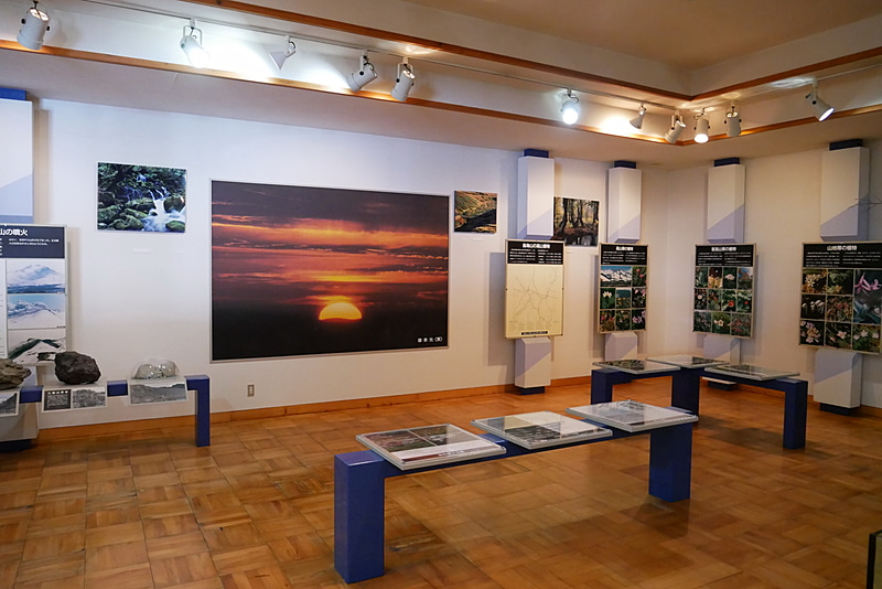 鉾立ビジターセンターには、鳥海山の歴史や自然を学べる資料が展示されている