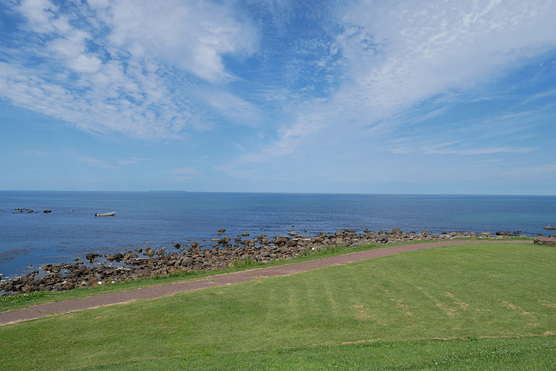 こちらは、建物の奥に広がる公園から撮影したものだが、眺海の湯からはこれと同じ景色を楽しみながら温泉に浸かって疲れを癒やせる