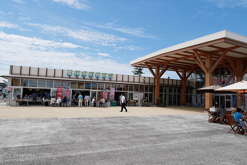 農林水産物直売所では、地元の海産物や野菜を販売