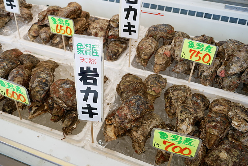 夏場は、地元で採れた岩牡蠣を販売。もちろんその場で食べられる