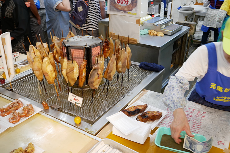 海産物の直売所「元気な浜店」では、地元で採れた新鮮な海の幸をその場で食べられる。焼き魚の香ばしい香りが食欲をそそる