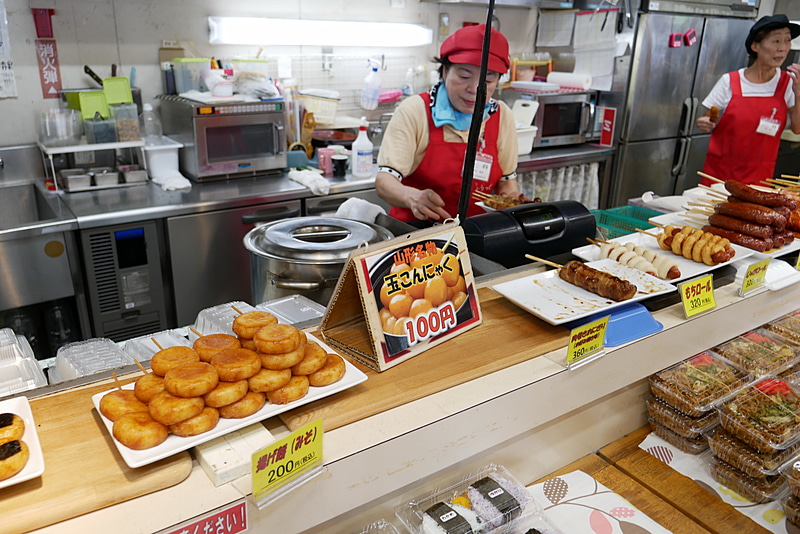 山形県名物の玉こんにゃくをはじめ、美味しそうな串ものがたくさん並んでいる