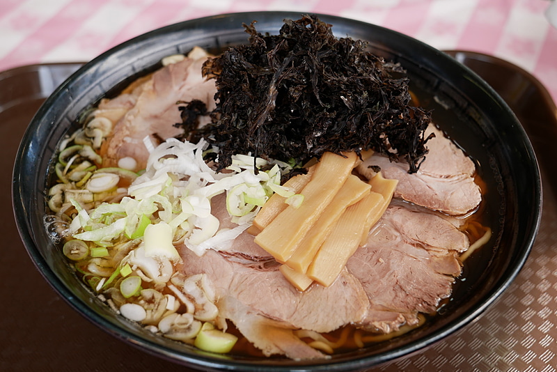 トビウオの出汁に、地元産の岩海苔をトッピングした「海苔っ娘ラーメン」。食材や水にもこだわった、道の駅の店とは思えないほど本格的なラーメンで、専門店顔負けの美味しさだ