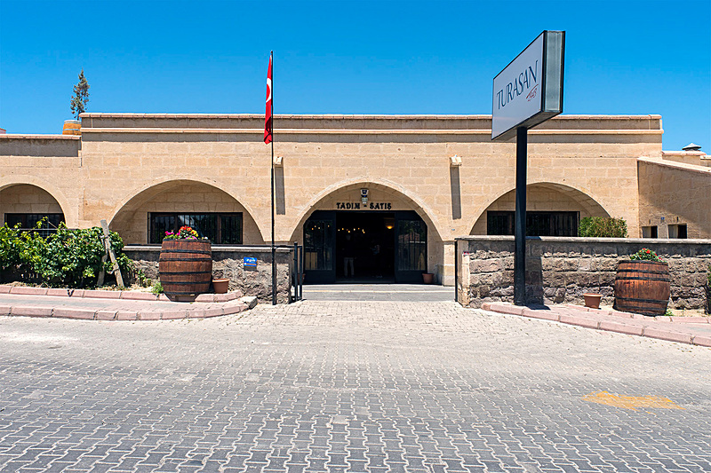 ギョレメから10分くらいのところにあるウルギュップという街にあり、坂の途中の通りに面したところにある