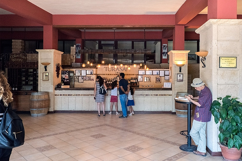 奥のカウンターで試飲ができる
