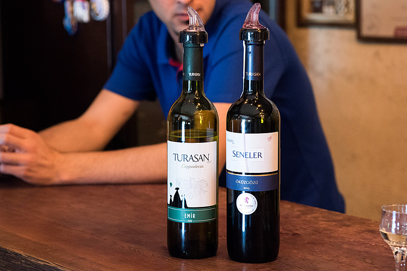 カッパドキアを代表する2品種。左がエミル（白）、右がオクズギョズ（赤）