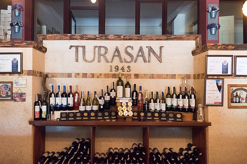 超高級ワインもあるが、ほとんどは30～50トルコリラ（約960～1600円、１トルコリラ＝約32円換算）とお手頃。最近の為替相場は1トルコリラ＝31～32円前後のため、ものすごくお買い得といえるだろう