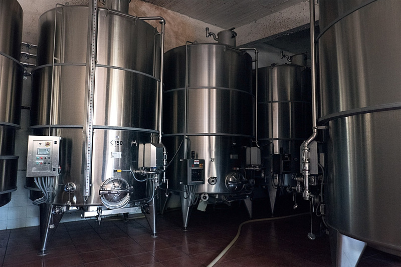 温度管理された巨大なタンクが並ぶ