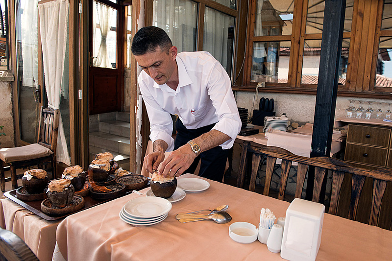 パン生地のフタをはがしているところ