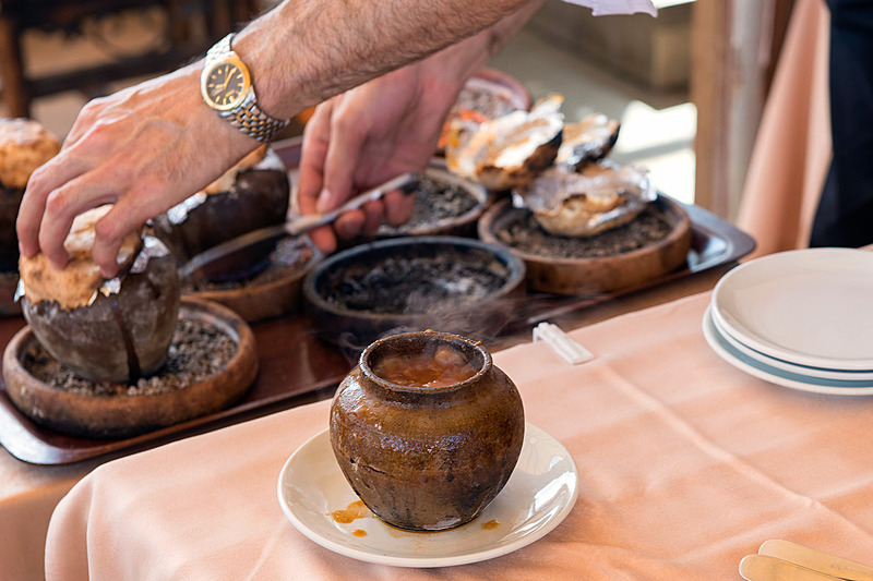 はがすとぐつぐつと煮えたぎるスープが現われる