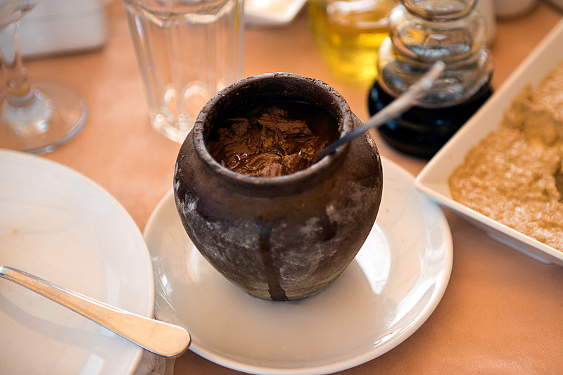 壺の中にはたっぷりの肉が入っている。牛肉のようだ