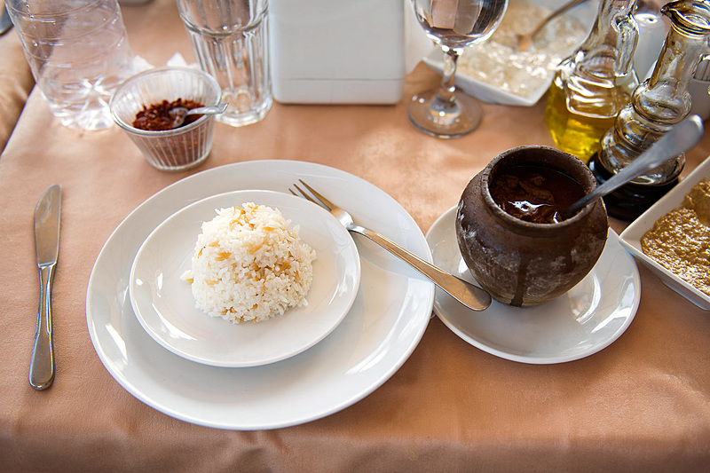 付け合わせには、米の形をしたパスタをバターで炒ったピラフ（ピラウ）