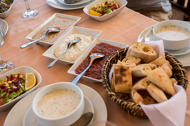 メインの前の前菜（メゼ）。ひよこ豆のペースト（フムス）、ミントとヨーグルトのディップ（ハイダリ）、野菜と唐辛子のペースト（アジュルエズメ）、この3種類は大定番のようだ