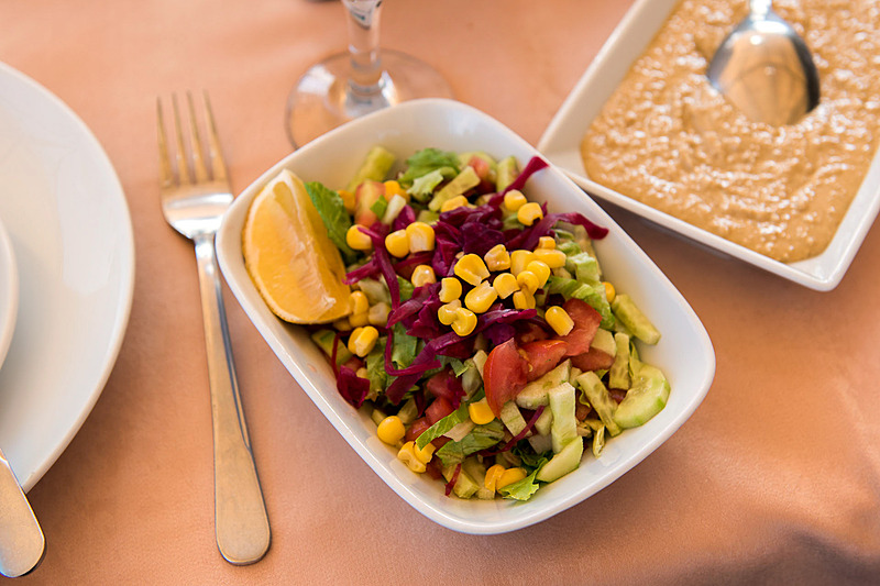 サラダ。ざくろのドレッシングやオリーブオイルをかけて食べる