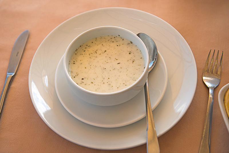 ヨーグルト系のスープ。ミントのほか、ライスやパスタも入っている。あまりなじみのない味だった