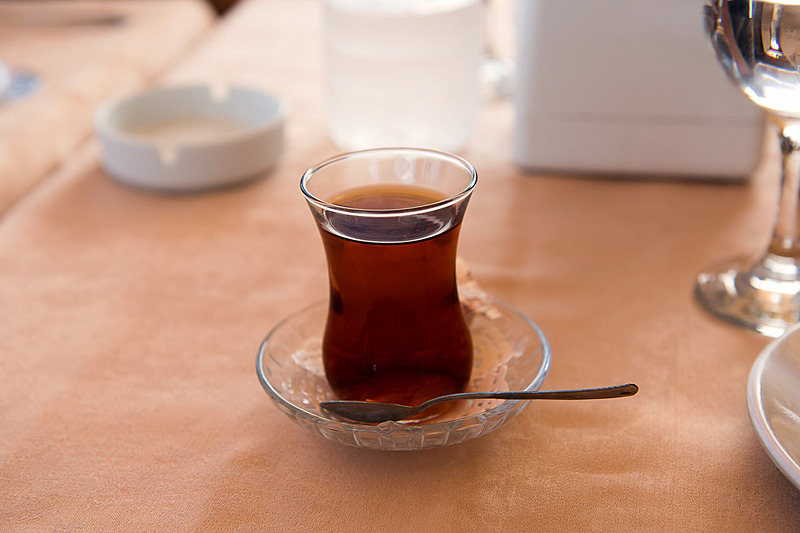 トルコのチャイ。独特の形状のチャイグラスで上のフチをつまんで飲む。すっきりとしてクセのない紅茶だ