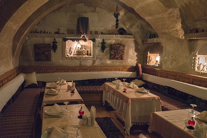 この「BIZIM EV」は内装を洞窟風にした洞窟レストランで、内部は涼しく、独特の雰囲気がある