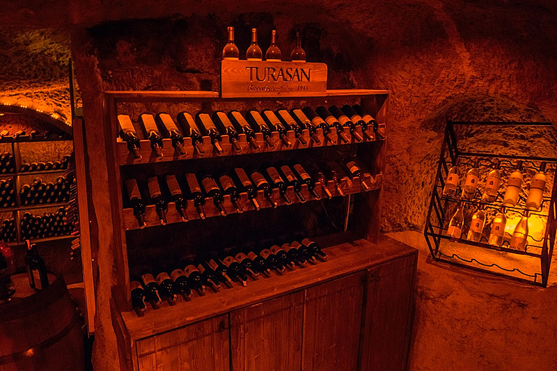 地下のワインセラーにはTURASANのワインも